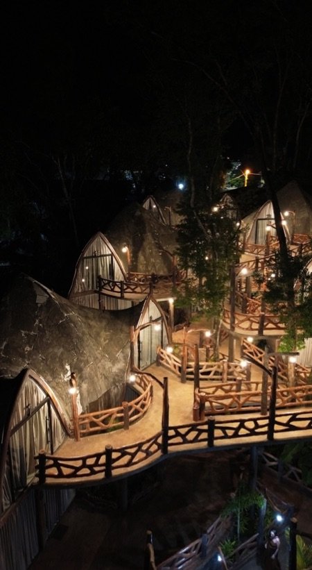 Cabanas da AJ Termas iluminadas à noite
